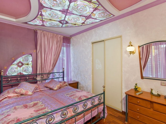 vetrata sul soffitto della camera da letto