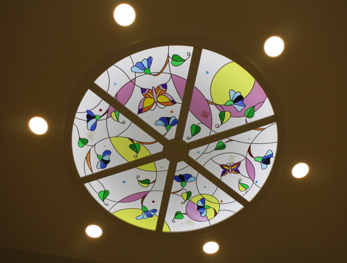 costruzione in vetro colorato con illuminazione spot