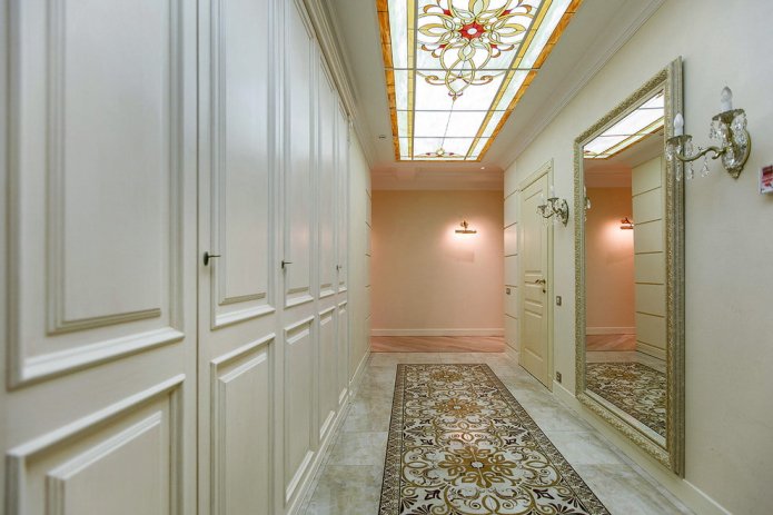 soffitto in vetro colorato all'interno del corridoio