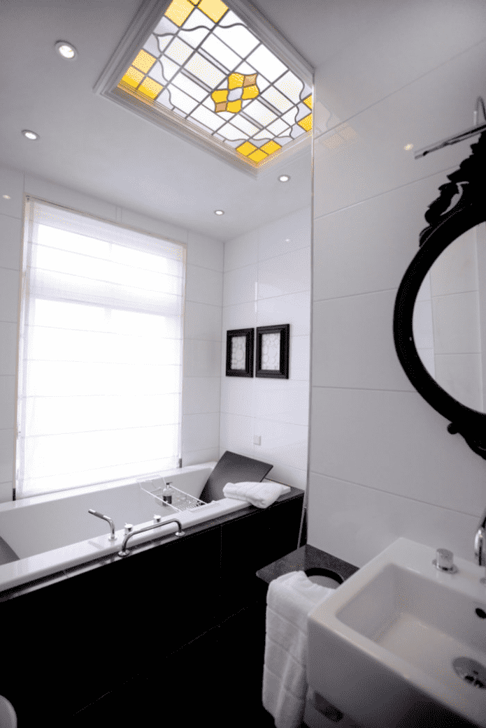 vetrata sul soffitto del bagno
