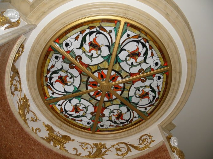 disegno rotondo in vetro colorato