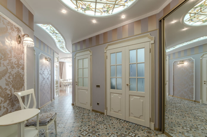 vetrata sul soffitto del corridoio