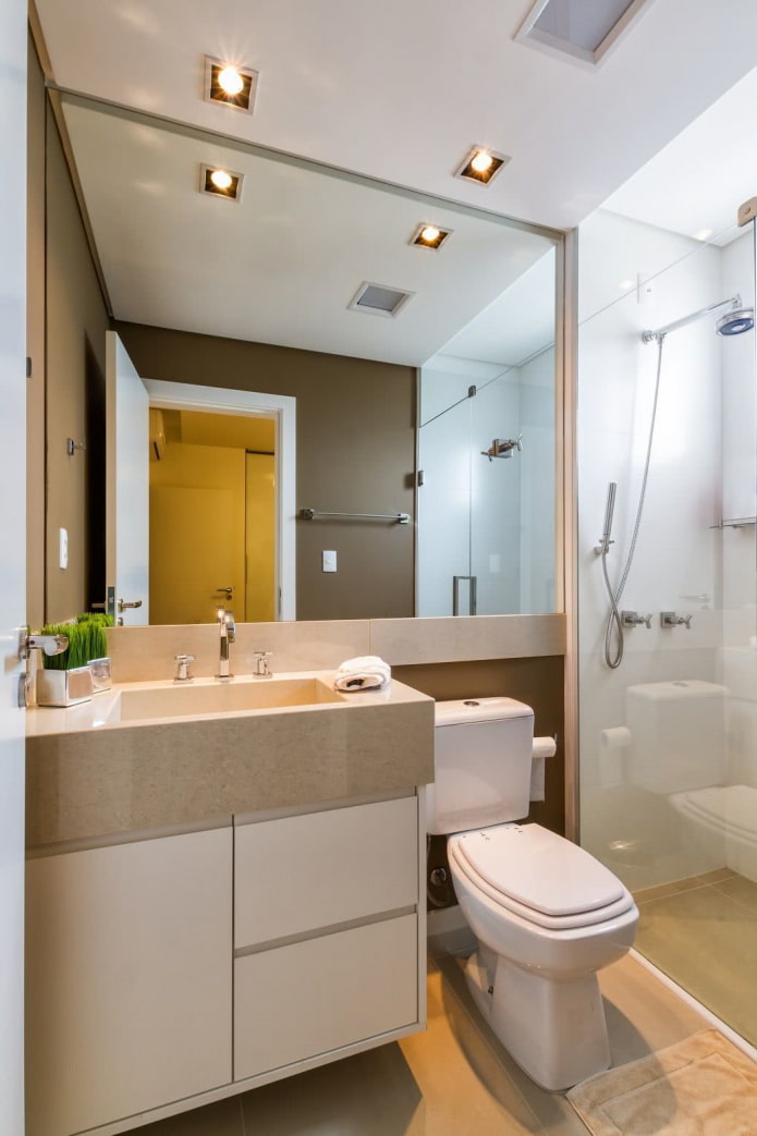grande specchio in un piccolo bagno