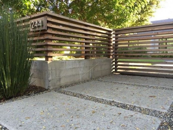 Recinzione in legno e cemento