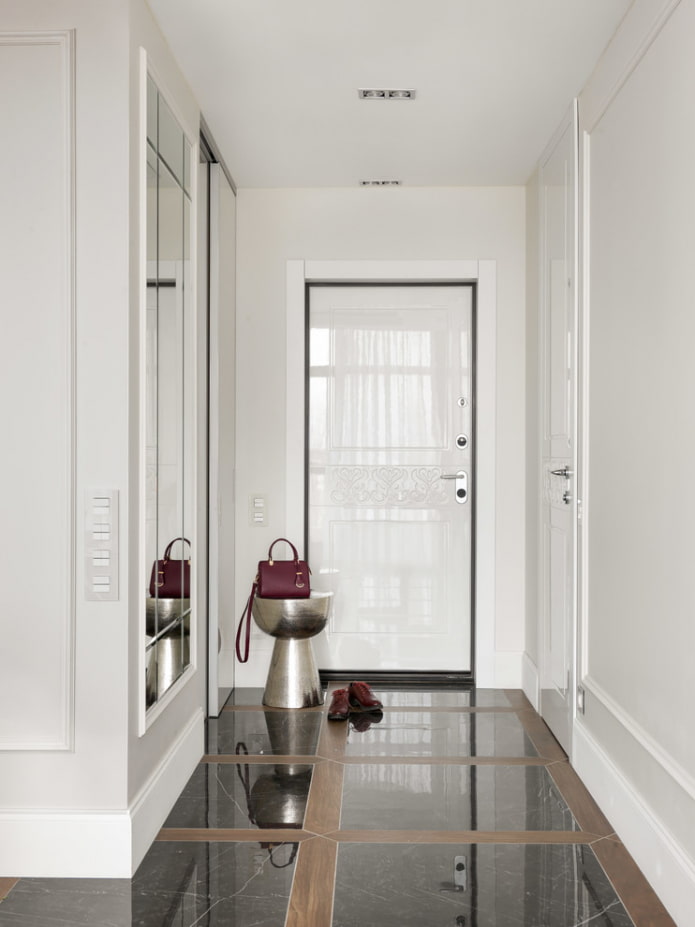 porte d'ingresso bianche all'interno