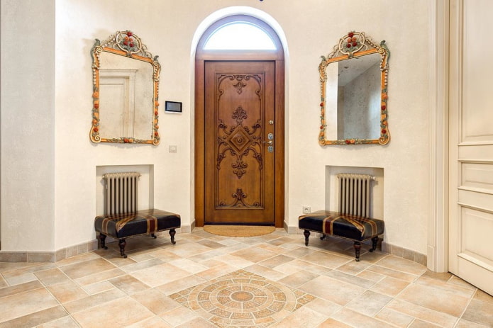 porta d'ingresso intagliata all'interno