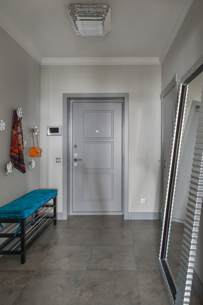 porte d'ingresso grigie all'interno
