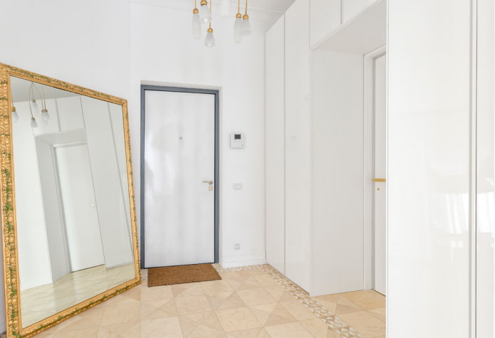 porte d'ingresso bianche all'interno