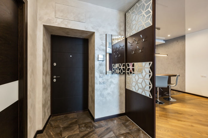 decorazione della porta con intonaco decorativo all'interno