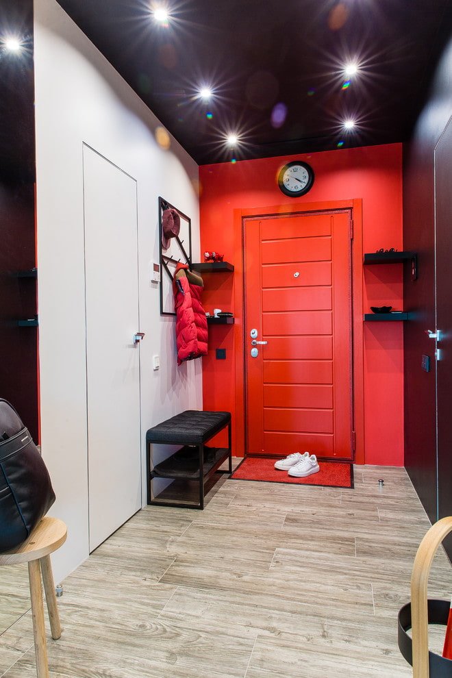 Porte d'ingresso colorate all'interno