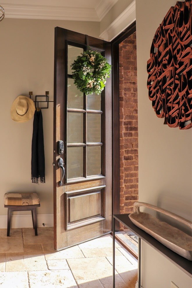 porte d'ingresso marroni all'interno