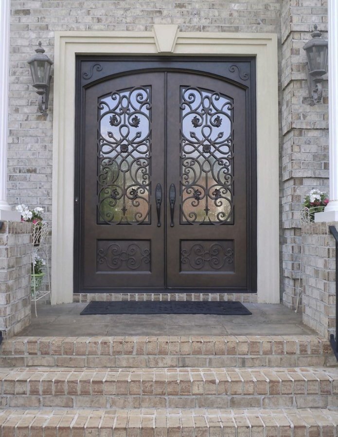 porte d'ingresso forgiate all'esterno