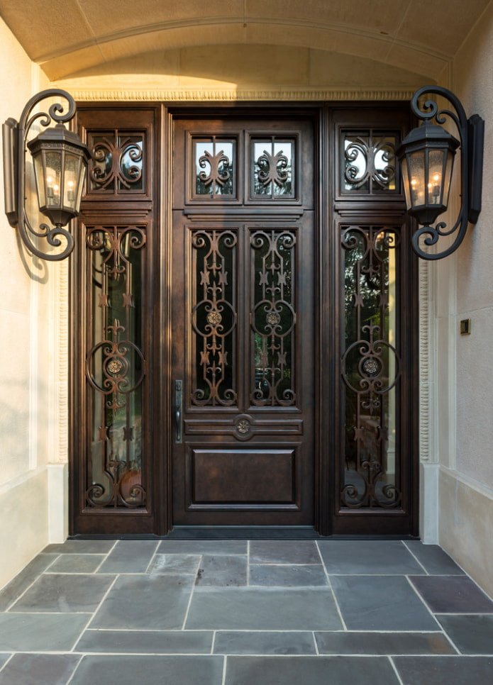 porte d'ingresso forgiate all'esterno