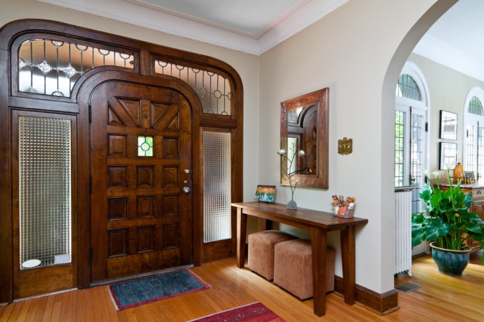 porte d'ingresso con arco all'interno