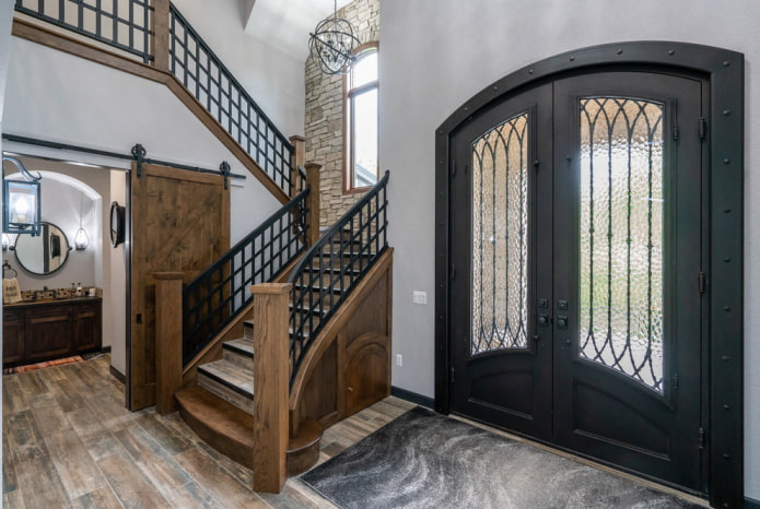 porte d'ingresso forgiate all'interno