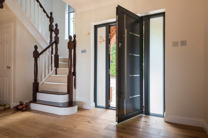 porte d'ingresso in metallo all'interno