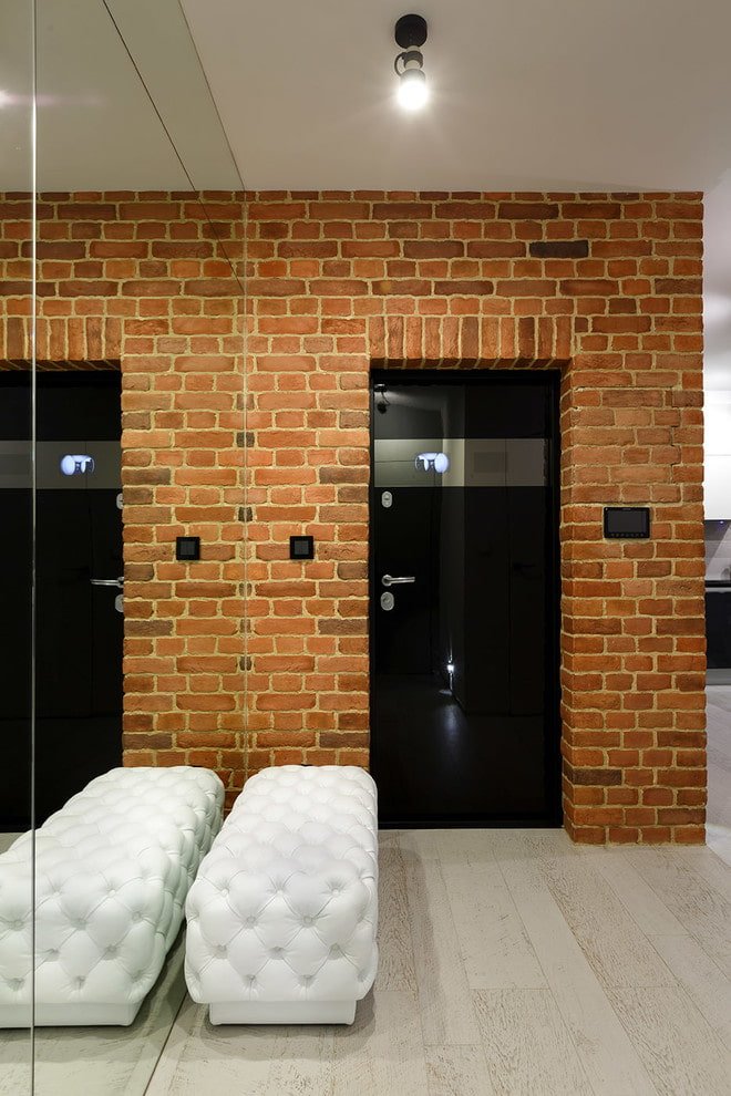 decorazione della porta con mattoni decorativi all'interno