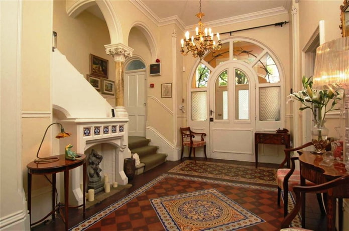 porte d'ingresso con arco all'interno