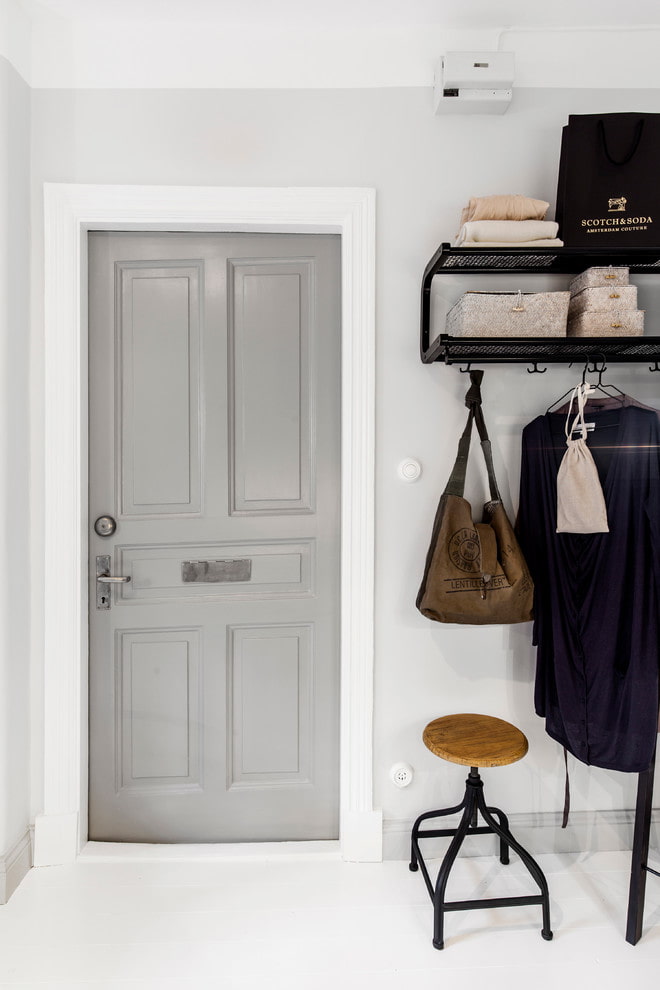 porte d'ingresso grigie all'interno