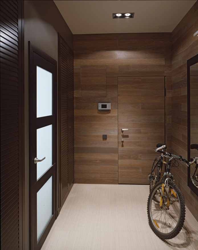 decorazione della porta con laminato all'interno