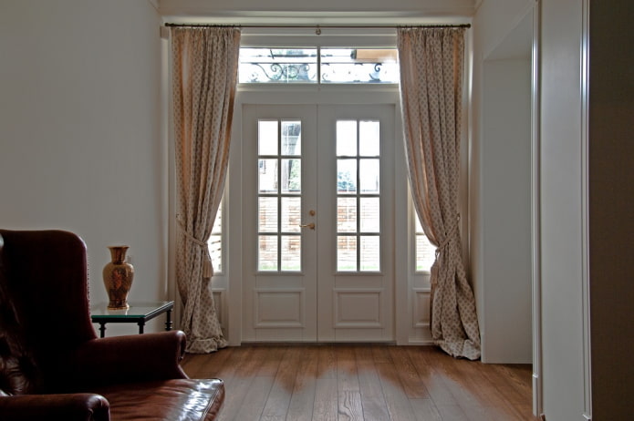 porta d'ingresso con sopraluce all'interno