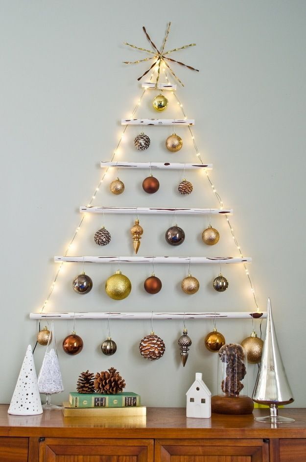 Albero di Natale fatto di bastoncini, palline e ghirlanda