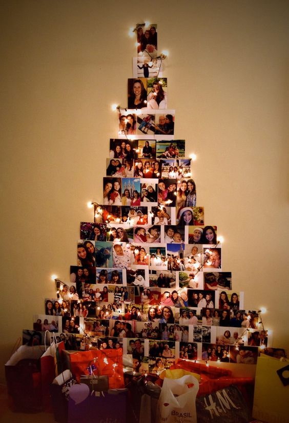 Un albero di Natale fatto di foto su ghirlande