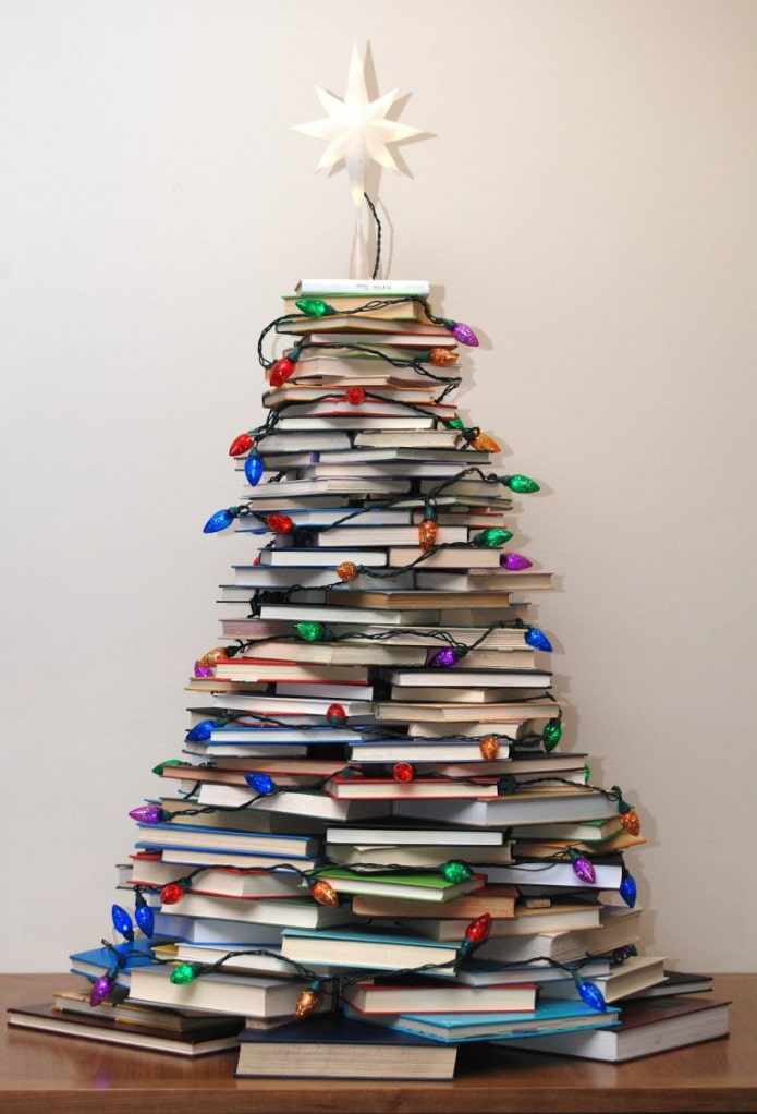 Albero di Natale fatto di libri