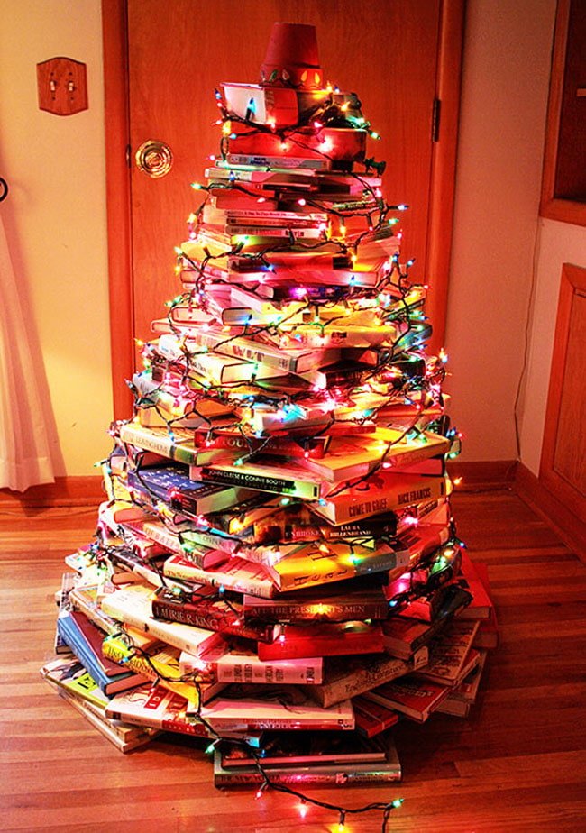 Albero di Natale fatto di libri con ghirlande