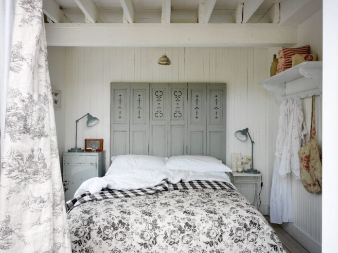 Porte antiche vicino al letto