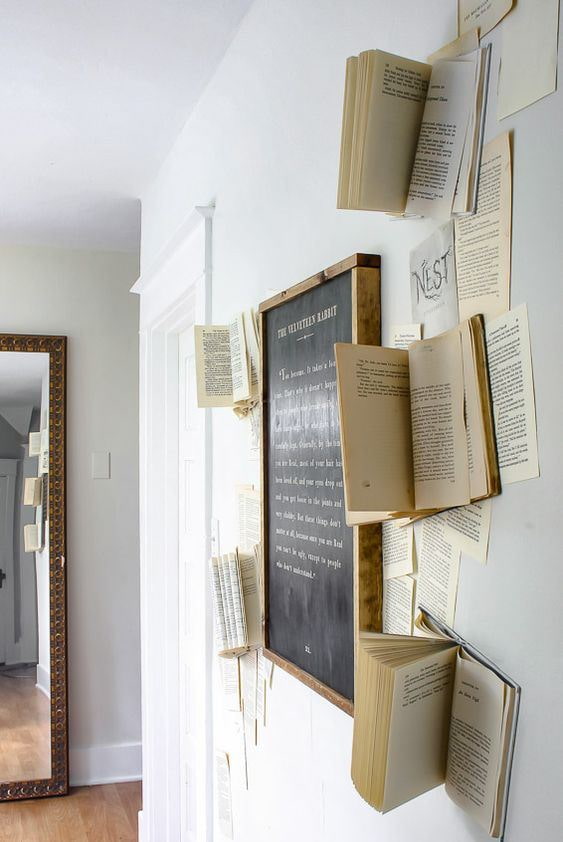 Lavagna circondata da libri