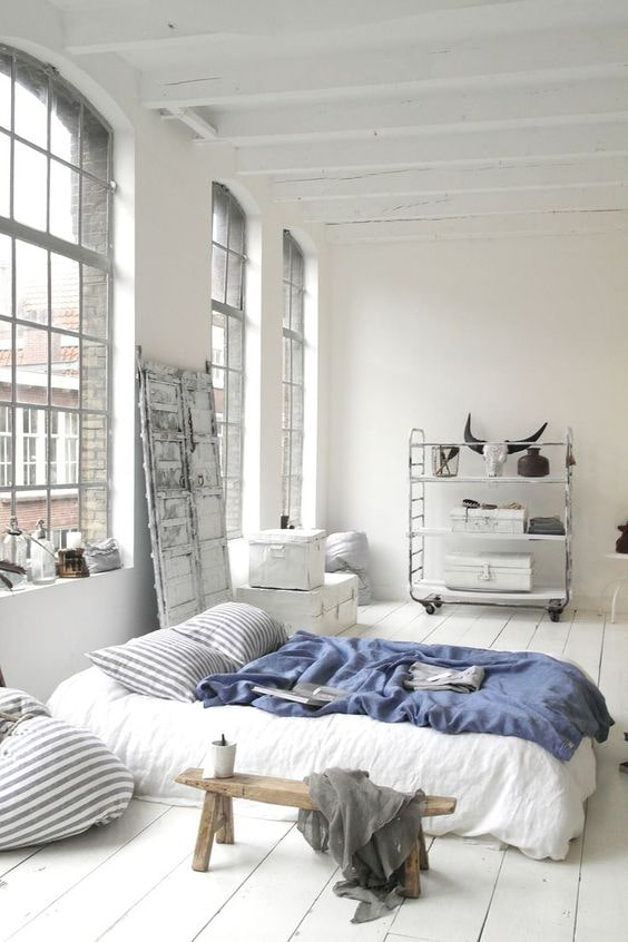 camera da letto con ampie finestre