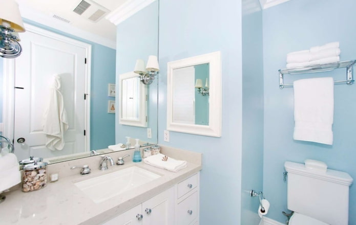 Pittura blu nel bagno