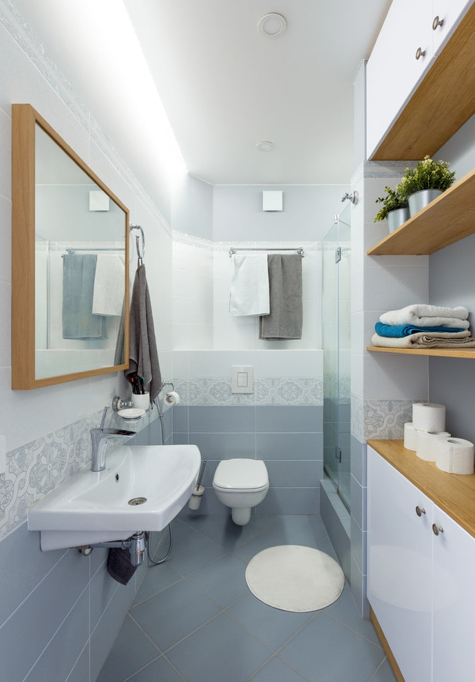 Soffitto del bagno con illuminazione