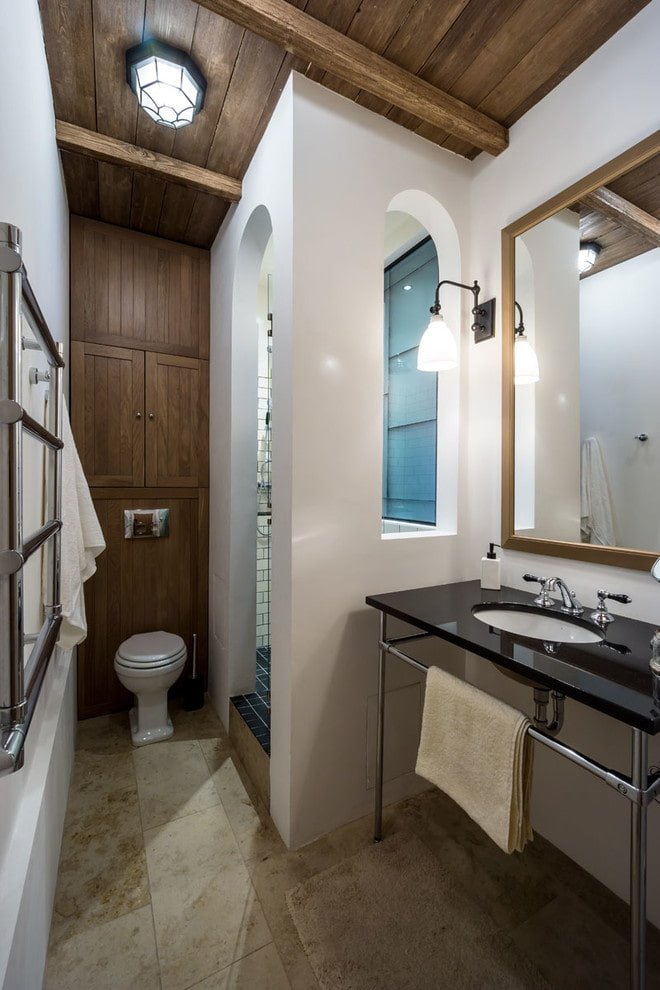 Soffitto del bagno con travi