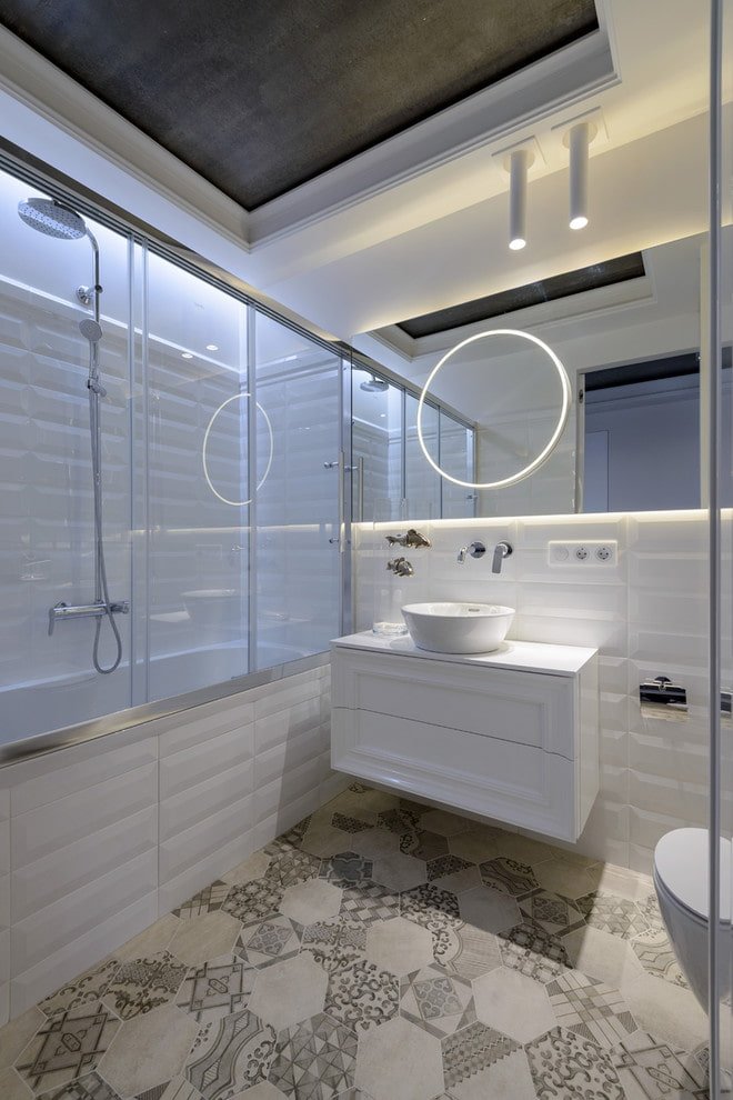 Soffitto a due livelli in bagno