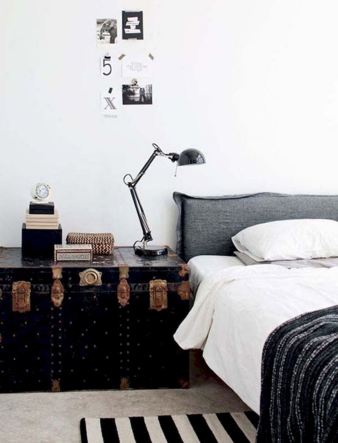 cassapanca vicino al letto