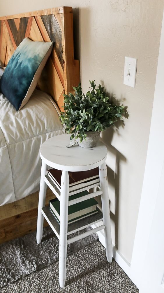 sedia di legno vicino al letto