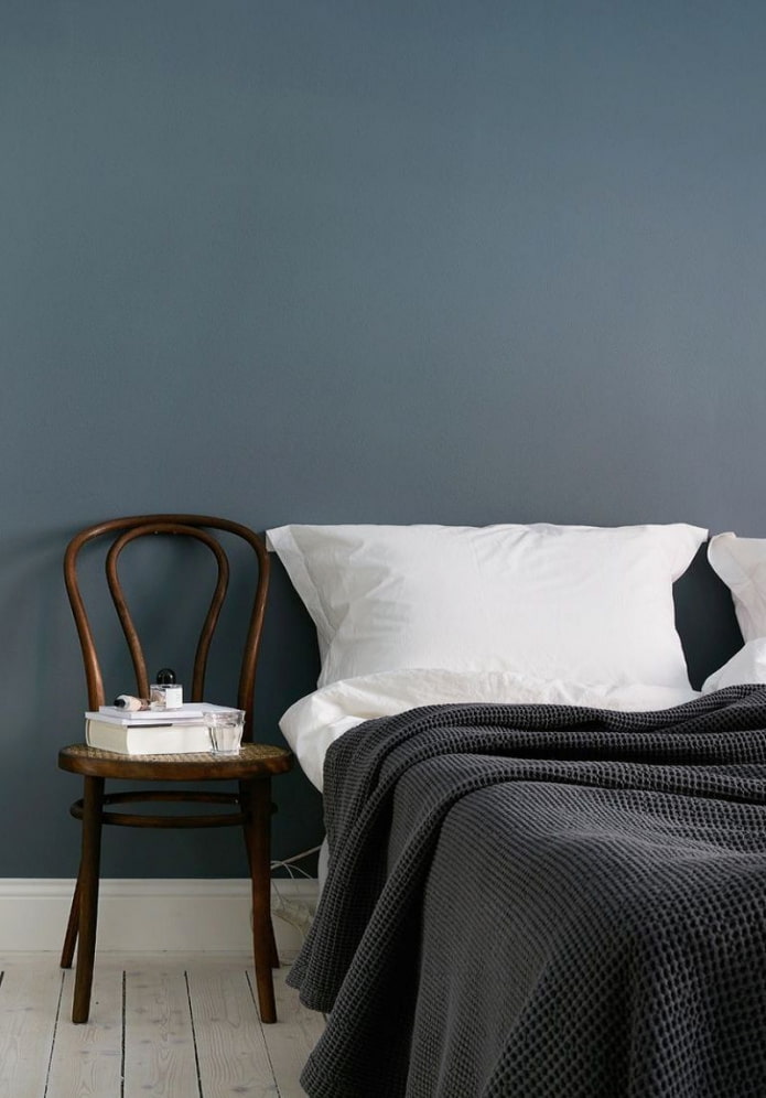 sedia di legno vicino al letto
