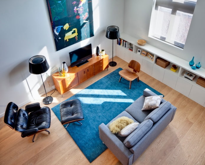 Credenza antica e moduli moderni