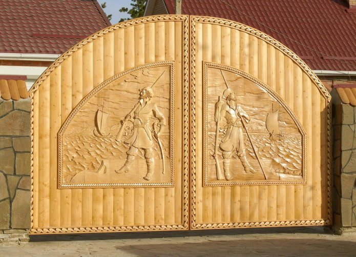 cancello intagliato in legno