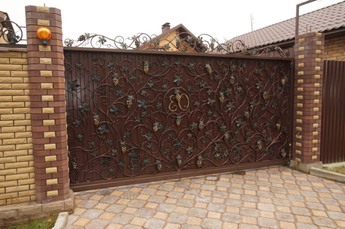 cancelli decorati con elementi forgiati