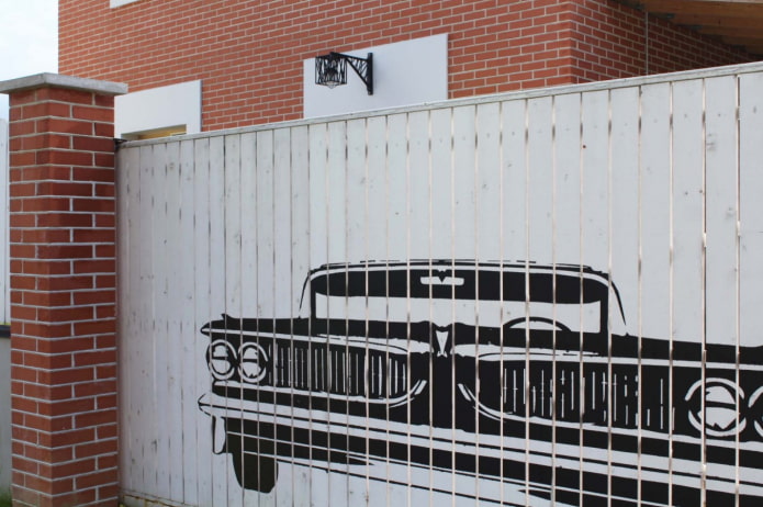 disegno di un'auto sul cancello