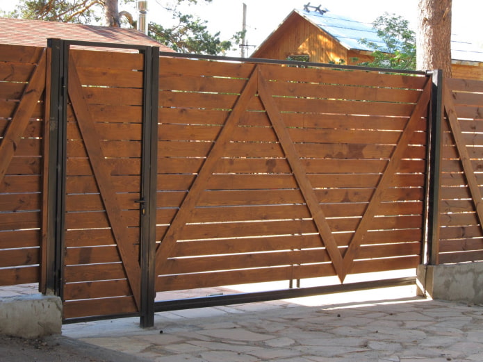 cancello in legno con cancelletto