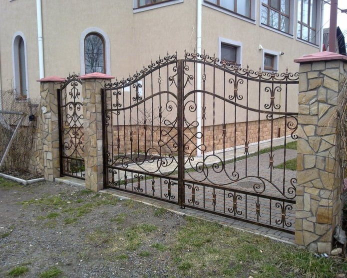 cancelli forgiati trasparenti