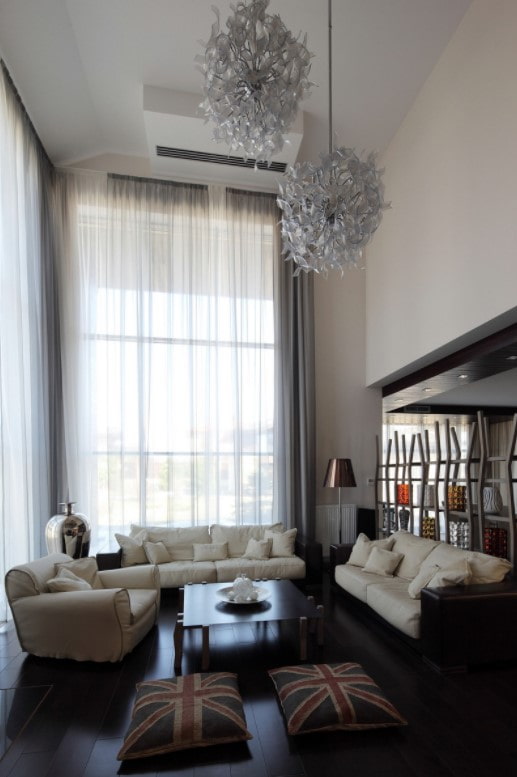 tende fino al soffitto in casa
