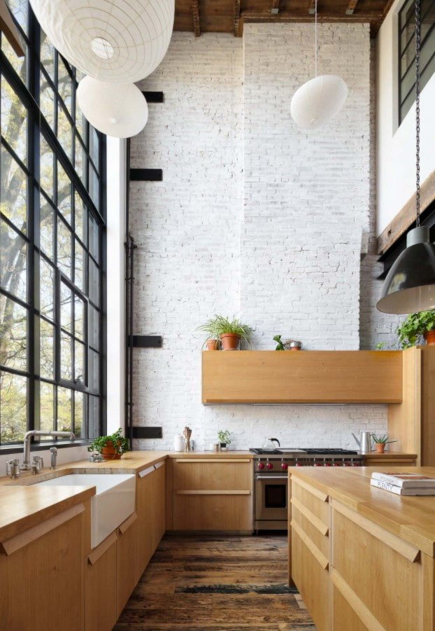 cucina con finestre alte fino al soffitto