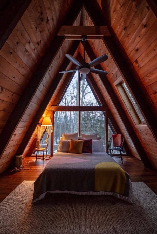 camera da letto con finestre panoramiche