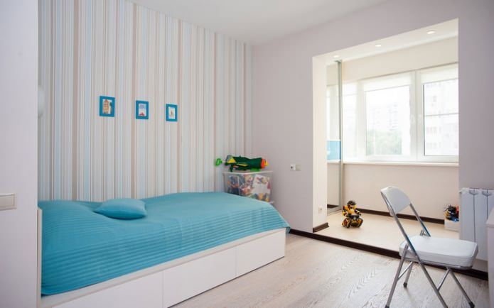 Carta da parati a righe nella cameretta dei bambini