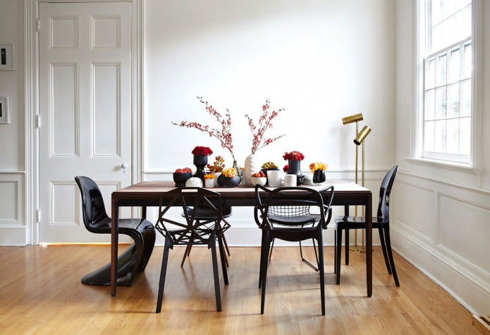 diverse sedie all'interno